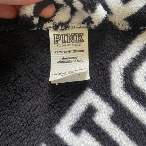 Pink V/S Black & White Plush Robe Size Xs/S - Picture 5 of 10